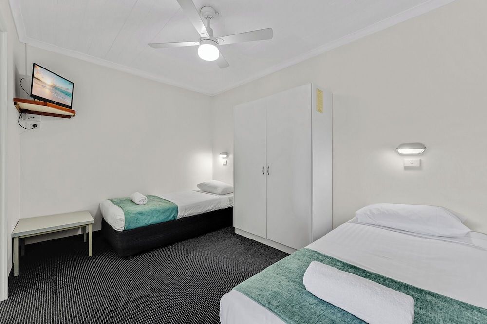 Sapphire Waters Motor Inn Poolside Family Suite 3