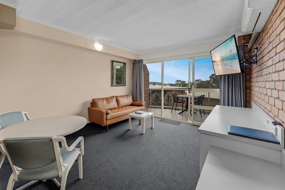 Sapphire Waters Motor Inn Queen Private Balcony Suite (Ground Floor) 7