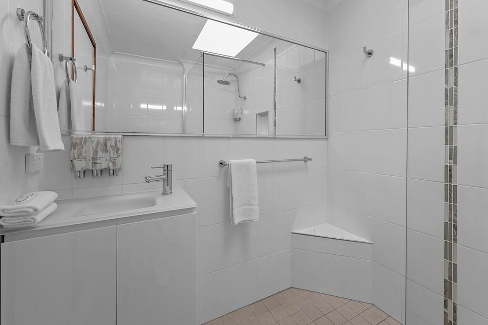 Sapphire Waters Motor Inn Queen Private Balcony Suite (Ground Floor) 6