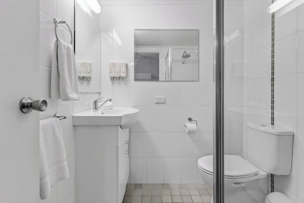 Sapphire Waters Motor Inn Poolside Family Suite 6