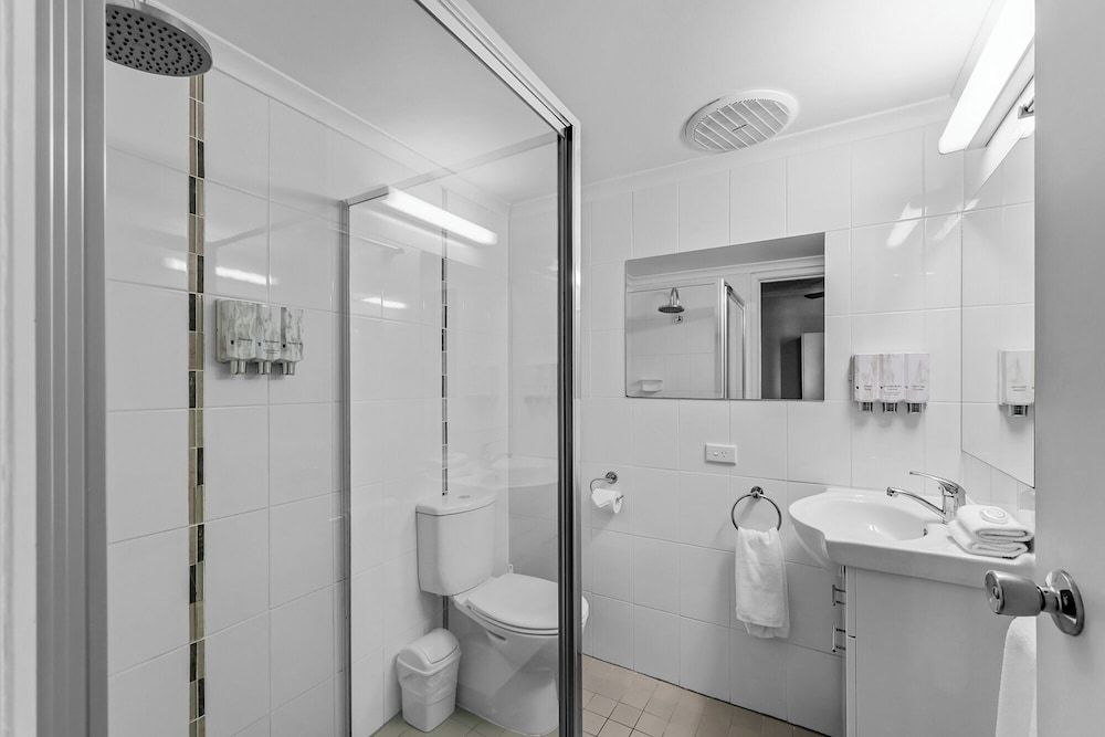 Sapphire Waters Motor Inn Poolside Family Suite 5