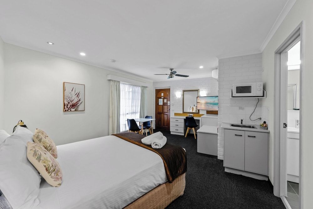 Sapphire Waters Motor Inn Deluxe Queen Spa Suite 4