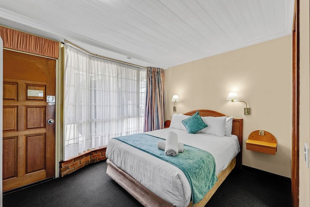 Sapphire Waters Motor Inn Queen Private Balcony Suite (Ground Floor)