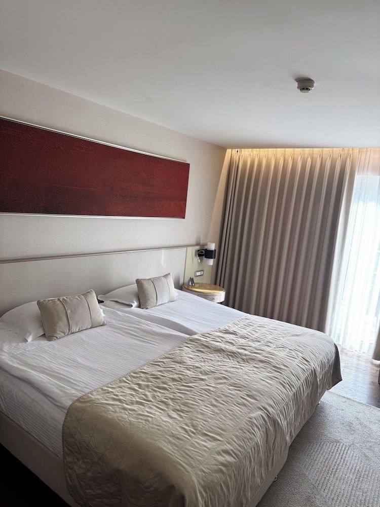 Charisma De Luxe Hotel