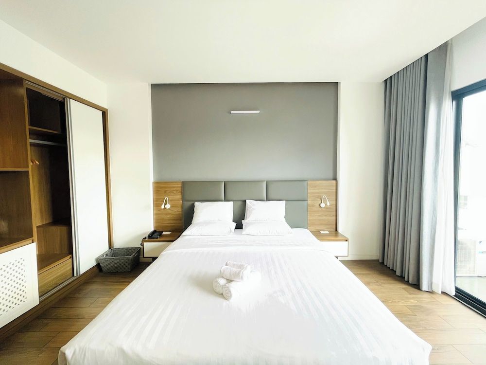 Royal Dragon Boutique Hotel Grand Room, 1 Queen Bed, Balcony, City View