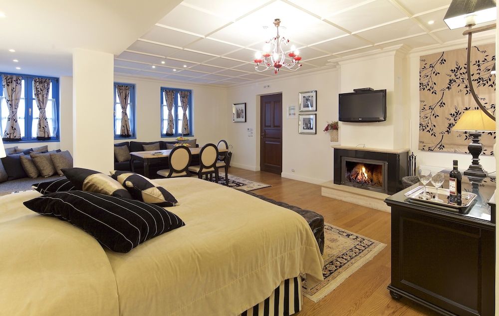 Deluxe Suite, 1 King Bed with Sofa bed