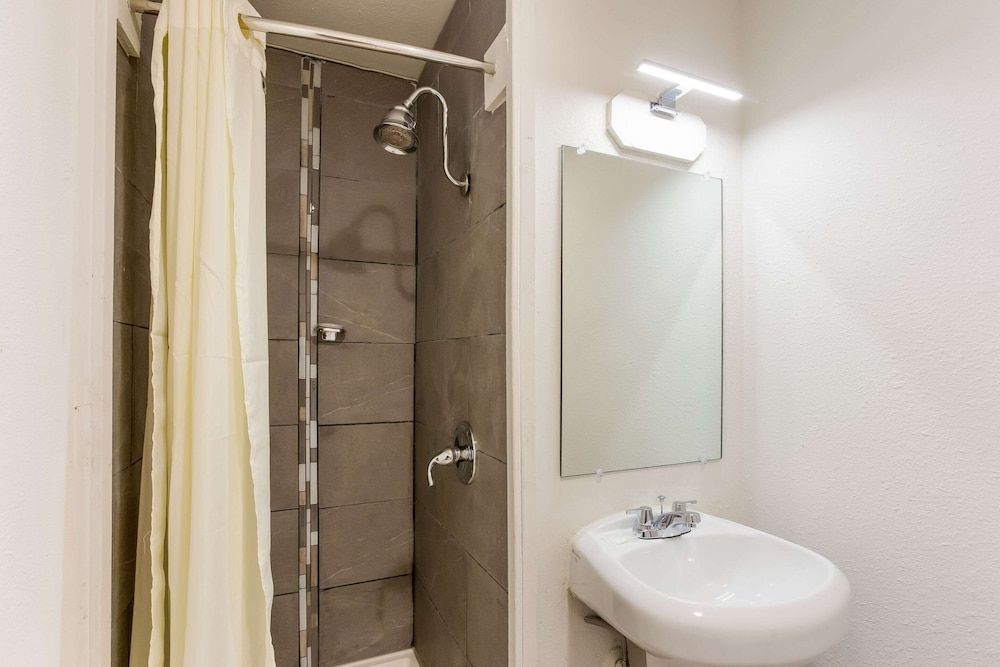 Rodeway Inn Standard Room, 1 Double Bed, Non Smoking 4