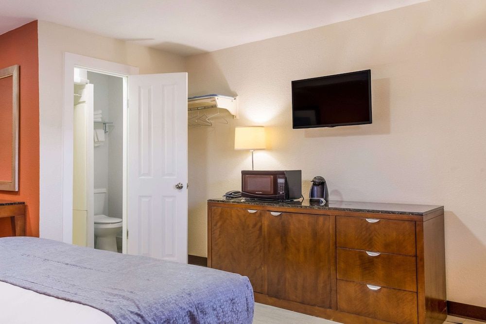 Rodeway Inn Standard Room, 1 King Bed, Non Smoking