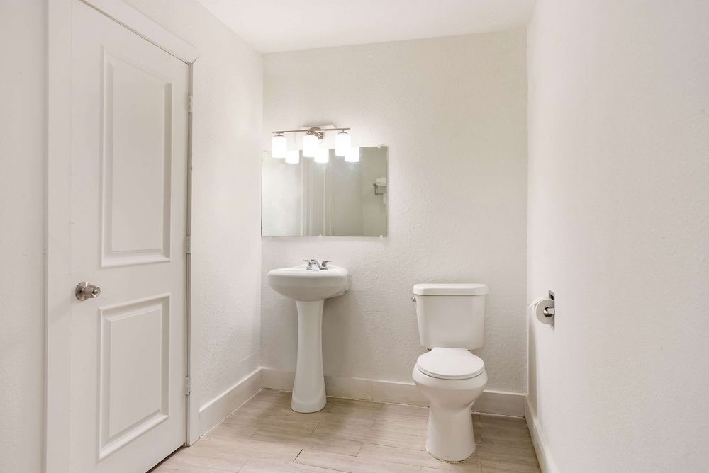 Rodeway Inn Standard Room, 2 Queen Beds, Non Smoking 4