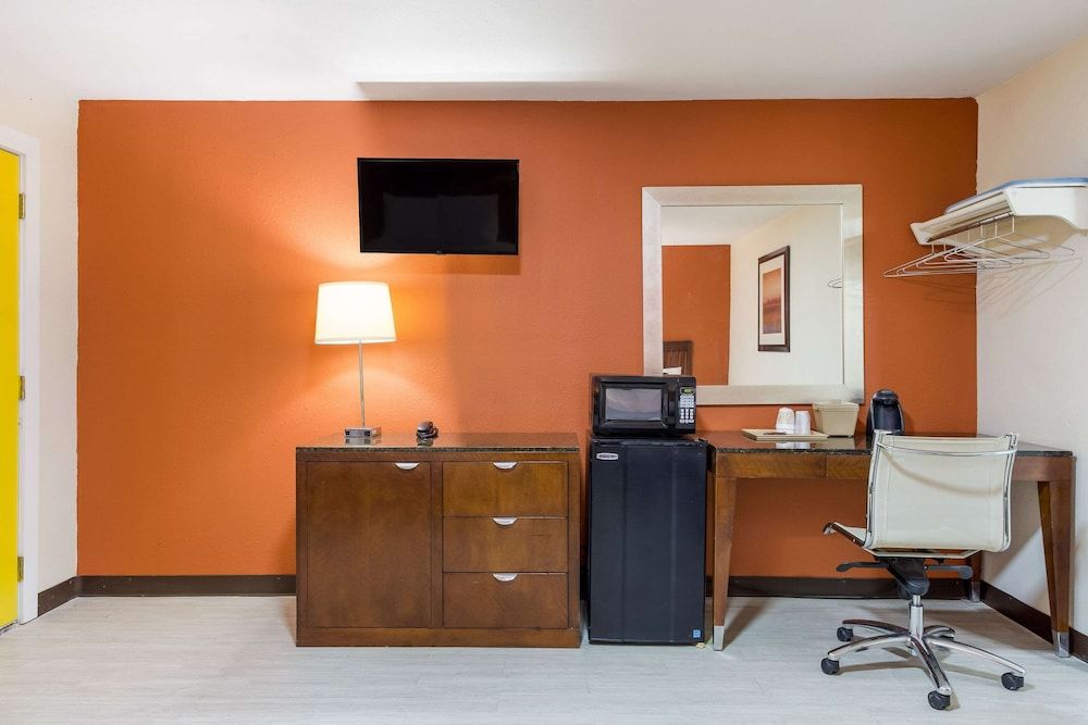 Rodeway Inn Standard Room, 2 Queen Beds, Non Smoking 5