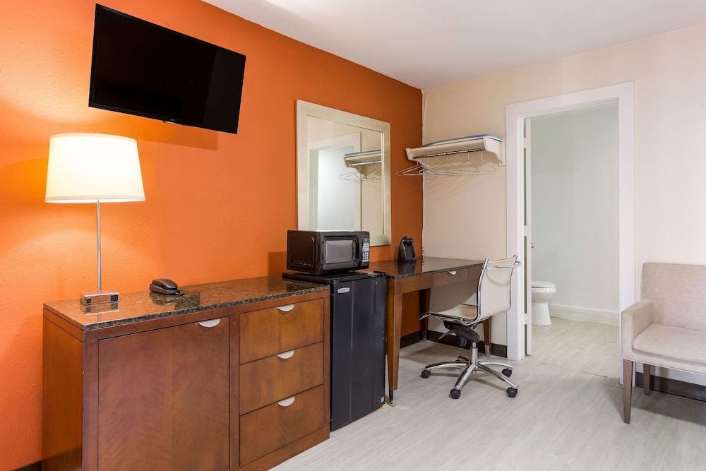 Rodeway Inn Standard Room, 2 Queen Beds, Non Smoking 6