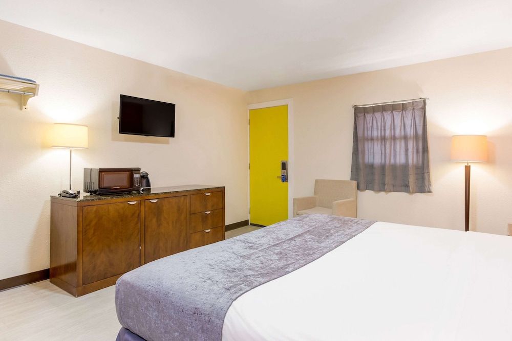 Rodeway Inn Standard Room, 1 King Bed, Non Smoking 3