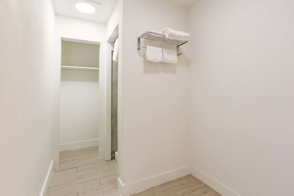 Rodeway Inn Standard Room, 2 Queen Beds, Non Smoking 3