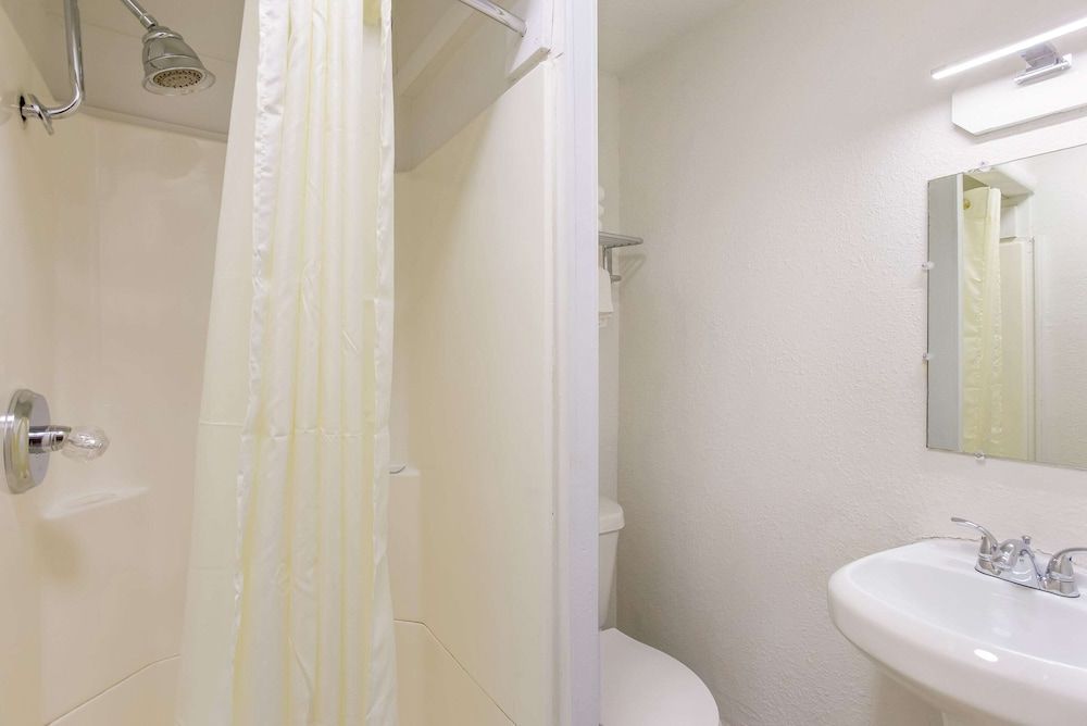 Rodeway Inn Standard Room, 1 King Bed, Non Smoking 5