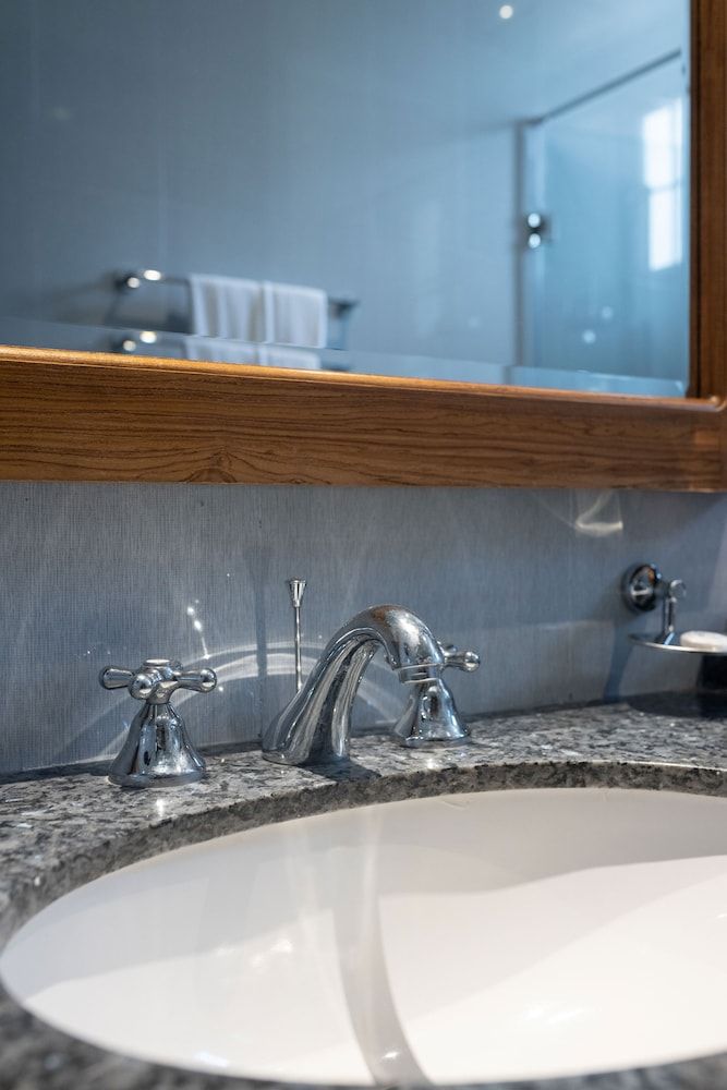 Araliya Red - Budget friendly Hotel- Where you find stunning 360 panoramic view of Nuwara Eliya Deluxe Double Room, 1 King Bed 7