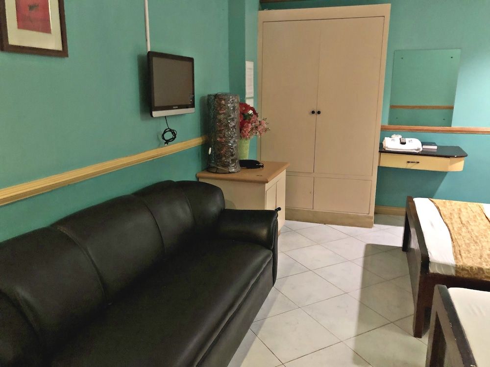 Tabaco Gardenia Hotel Comfort Quadruple Room 2