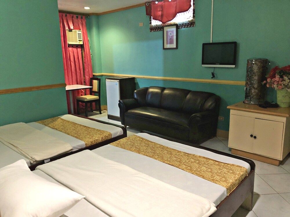 Tabaco Gardenia Hotel Comfort Quadruple Room 3