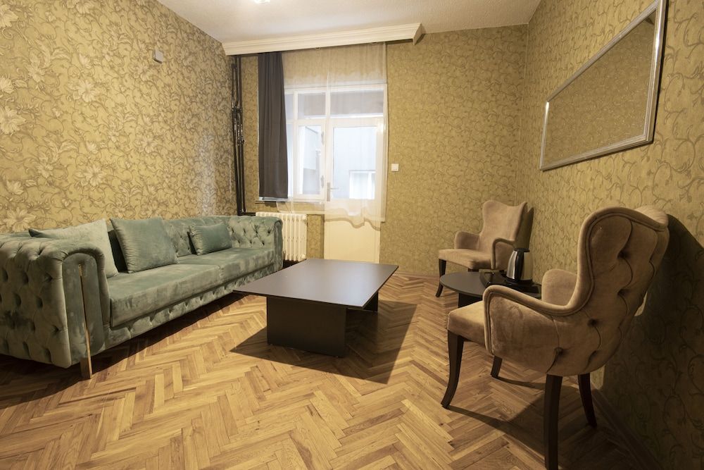 undefined Ares Business Suit Hotel 5