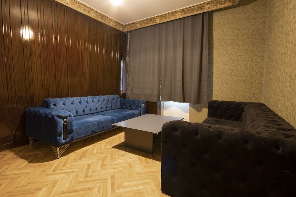 undefined Ares Business Suit Hotel 6