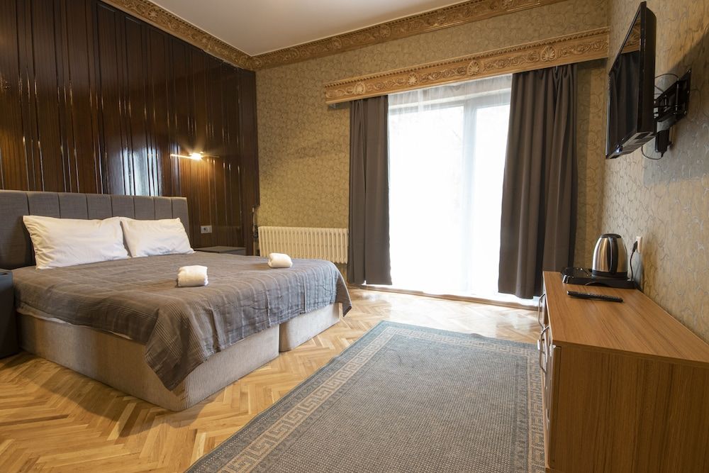 undefined Ares Business Suit Hotel 4