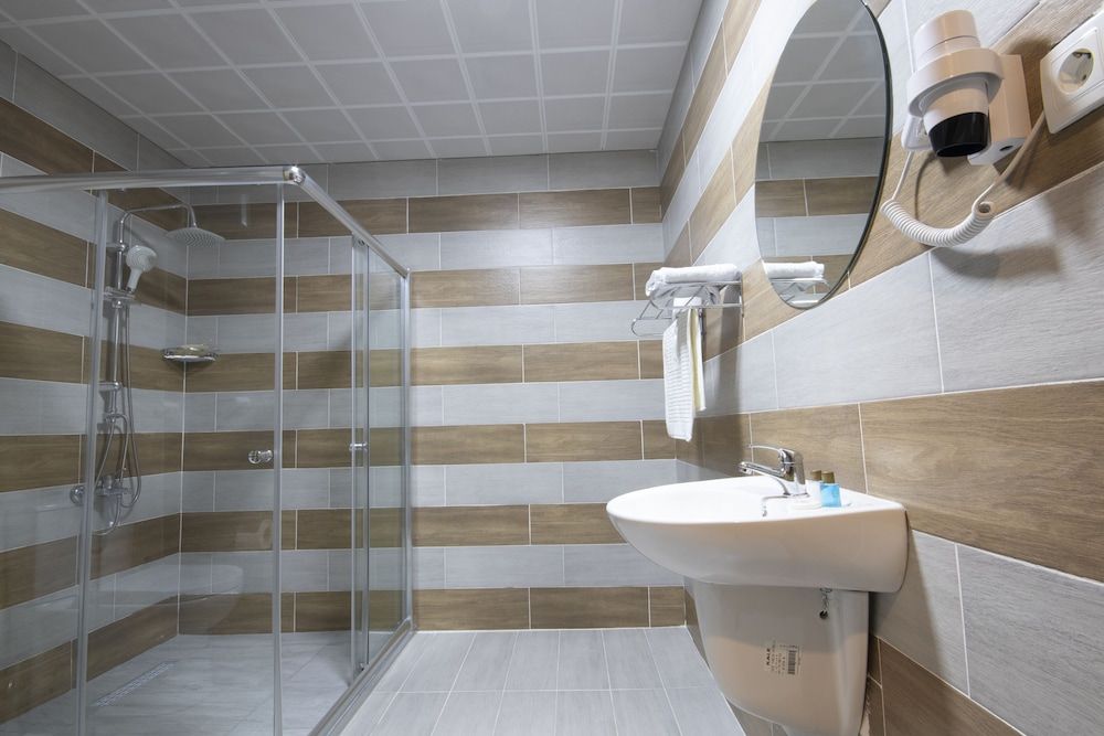 undefined Ares Business Suit Hotel 8