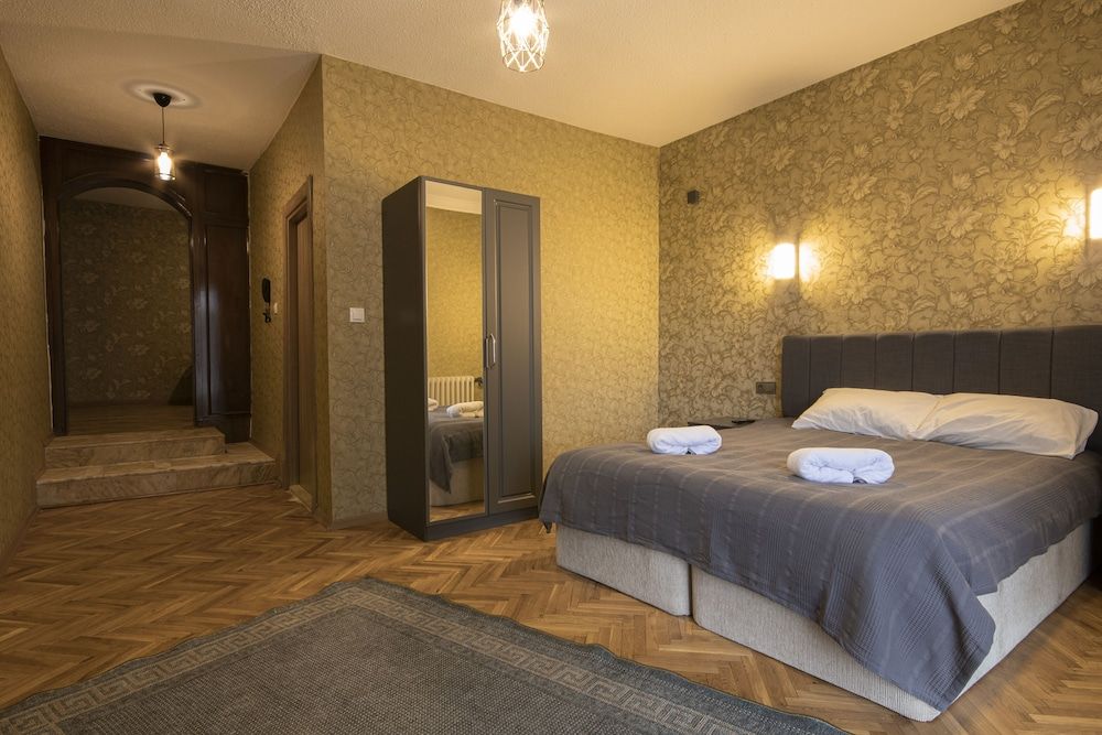 undefined Ares Business Suit Hotel 2