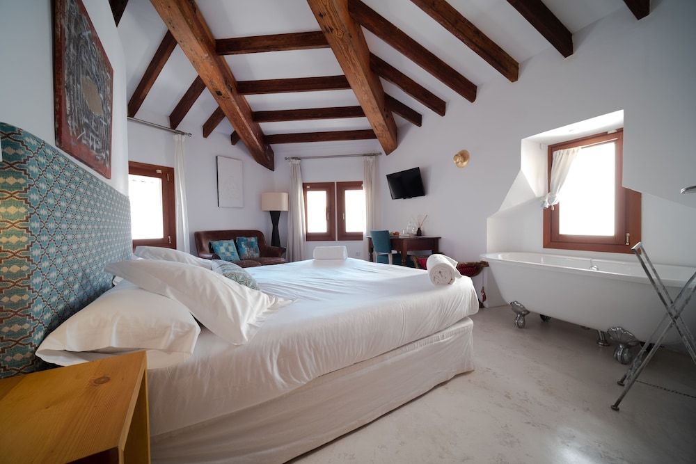 Hotel Forn Nou Deluxe Room 3