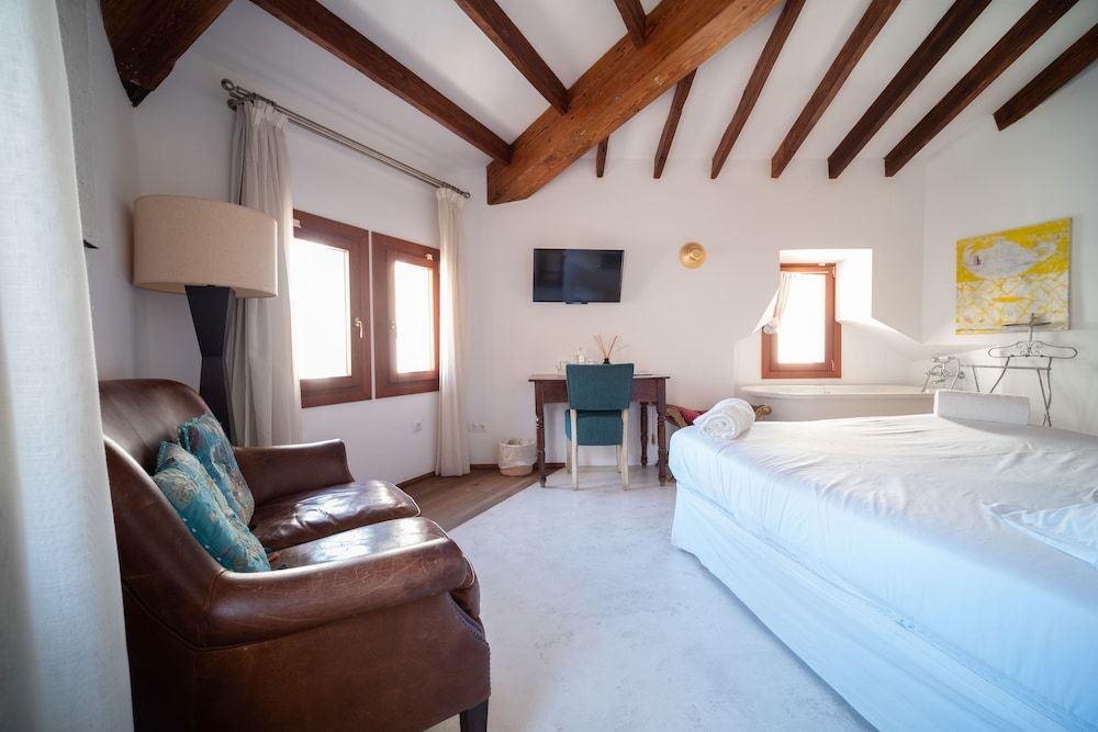 Hotel Forn Nou Deluxe Room 7