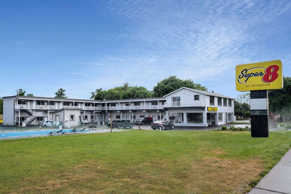 undefined Super 8 by Wyndham Niagara Falls ON 6