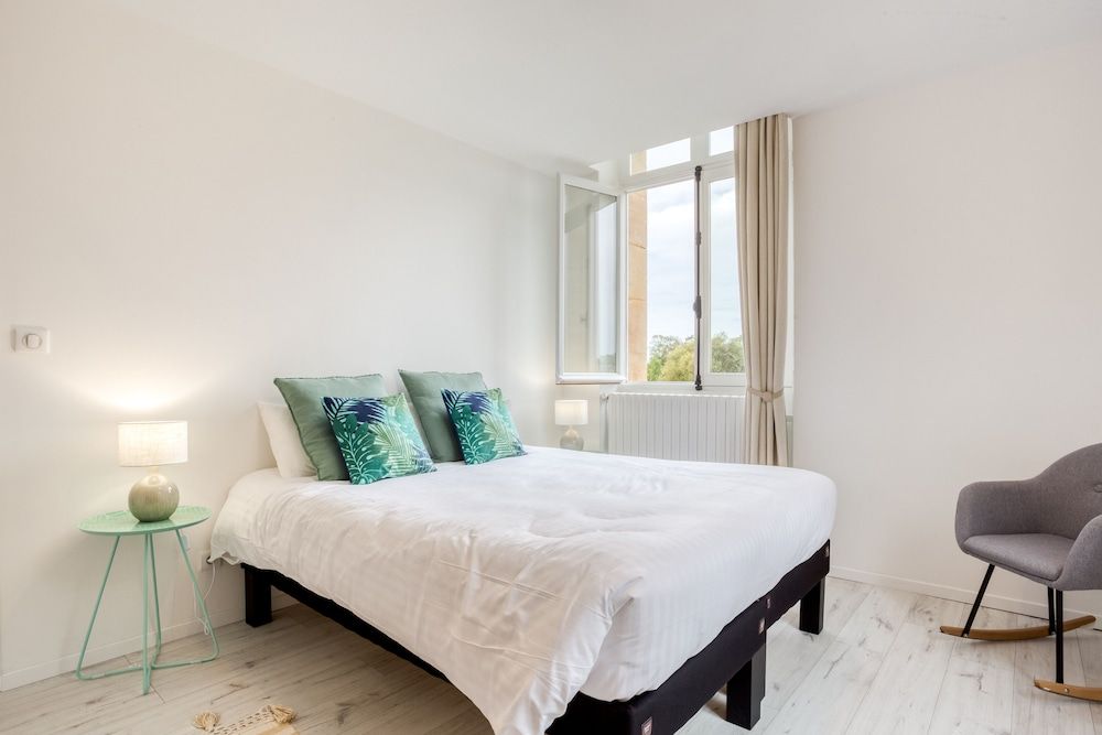 Family Apartment, King, 2 Bedroom, Garden or Lake View, Patio, Pool Access