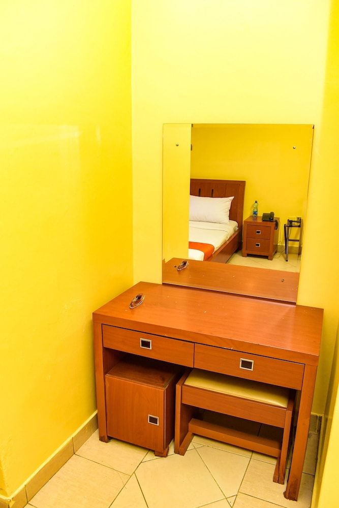 Raya Hotel Deluxe Double Room 5