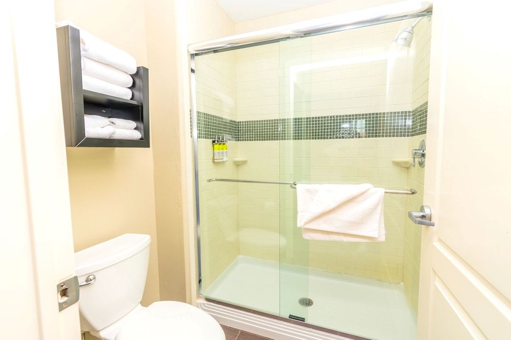 Staybridge Suites Houston IAH - Beltway 8 by IHG Studio Suite, 1 Queen Bed 7