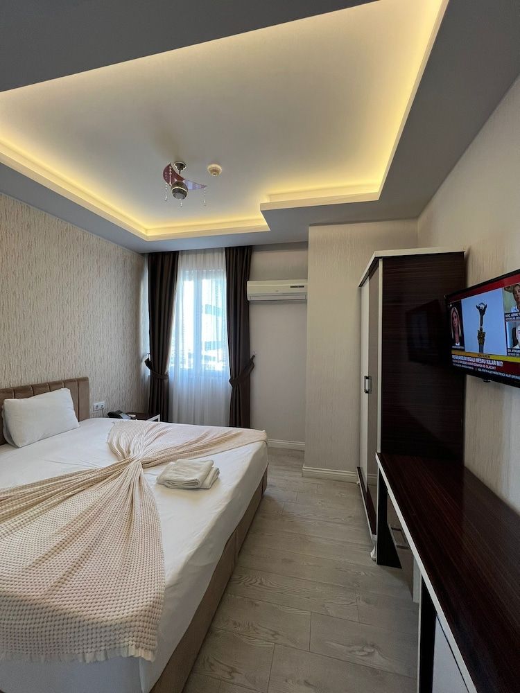 Grand Black Hotel Single Room 2