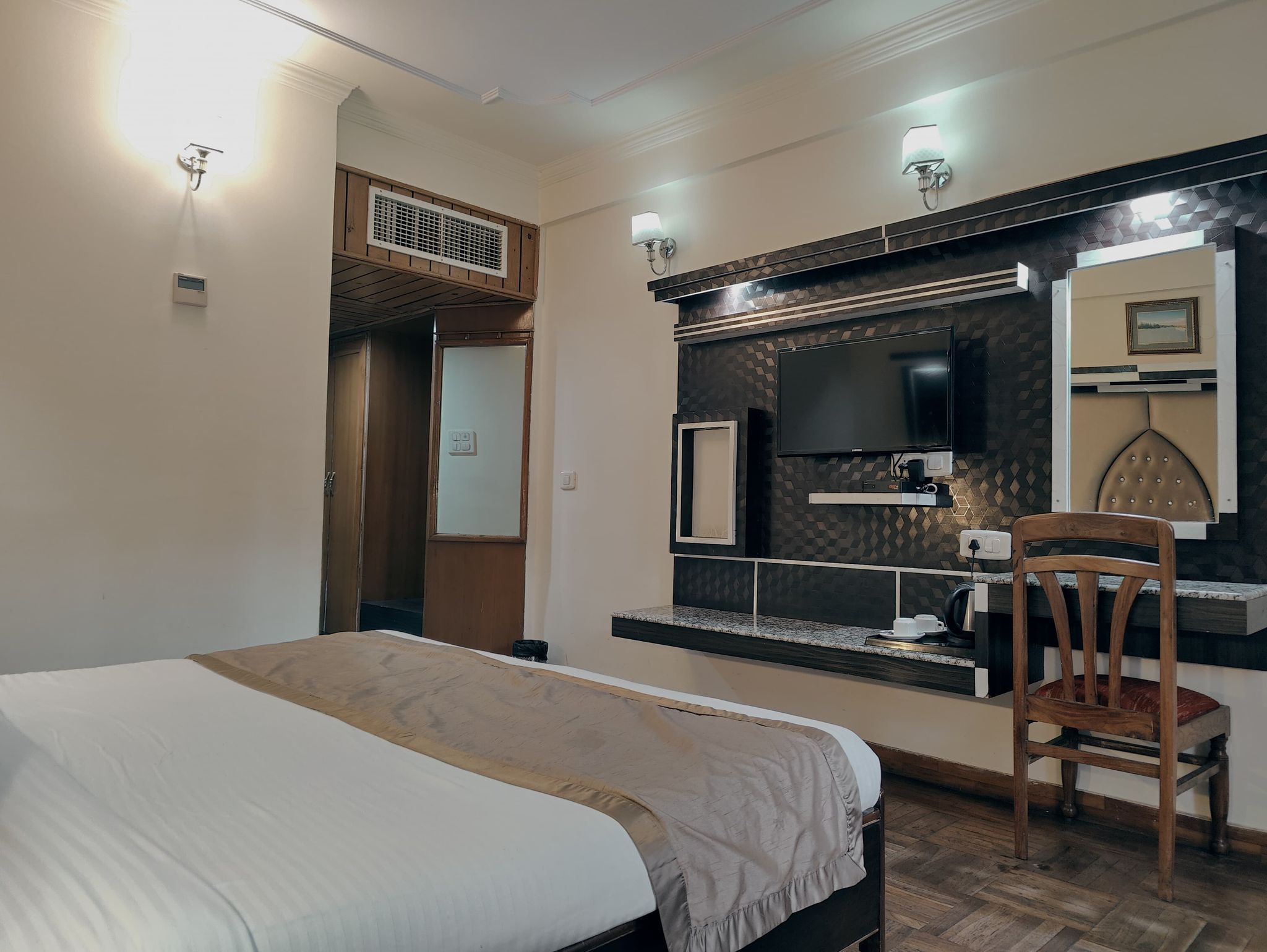 Hotel Dalhousie Heights Super Deluxe Room (Roadside-View) 3