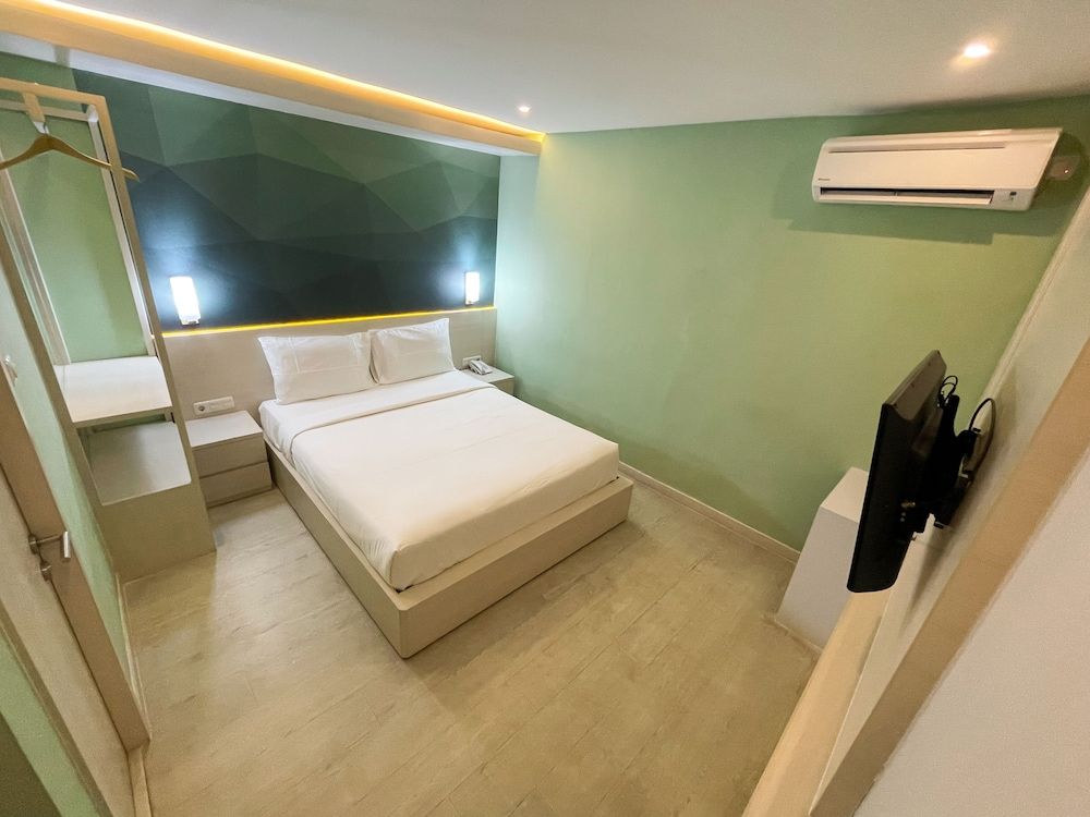 Leaf Hotel Deluxe Double Room, 1 Queen Bed, Smoking 2