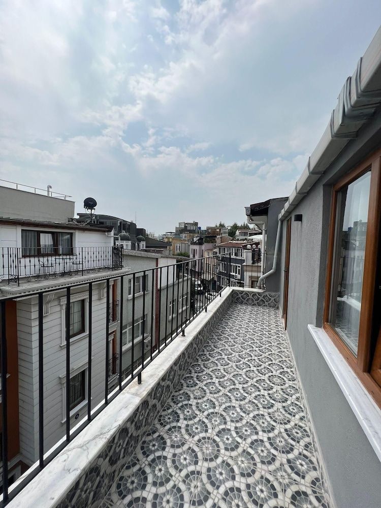 undefined Lynda Hotel - Special Class 10