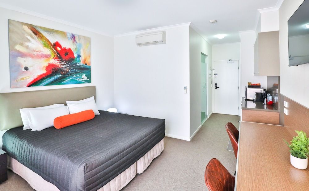 Indulge Apartments - Ontario Studio (Ontario)