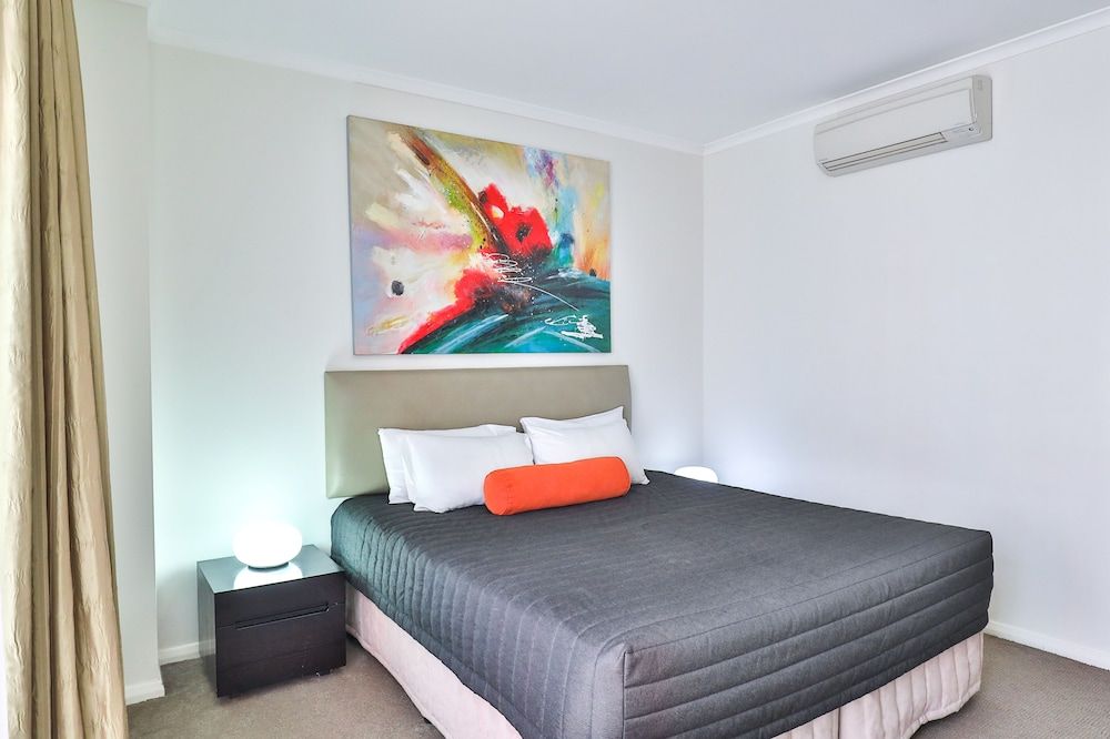 Indulge Apartments - Ontario Studio (Ontario) 2