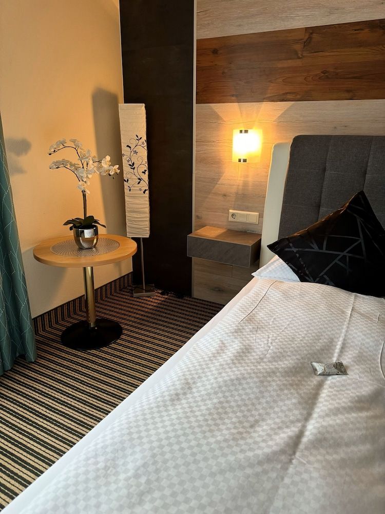 Hotel Harbauer Comfort Double or Twin Room, 1 King Bed, Canal View 4