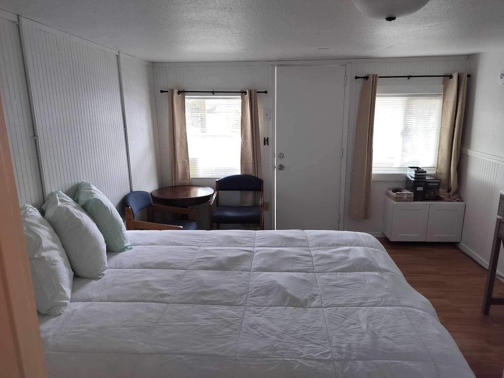 Oceanside Ocean Front Cabins 16: Studio Cabin, Ocean View 4