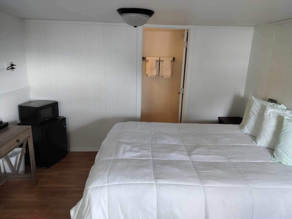 Oceanside Ocean Front Cabins 16: Studio Cabin, Ocean View 3