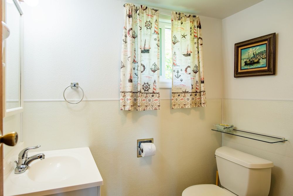 Oceanside Ocean Front Cabins One Bedroom Cabin, Kitchen, Ocean View 3