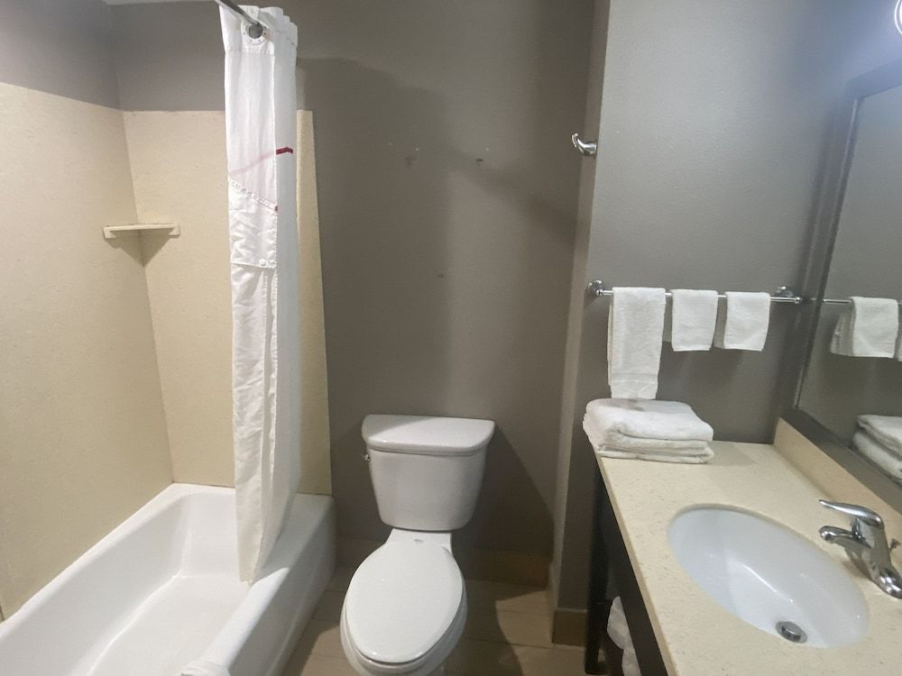 Red Roof Inn Pittsburgh - McKnight Rd Standard Room, 1 King Bed, Non Smoking 10