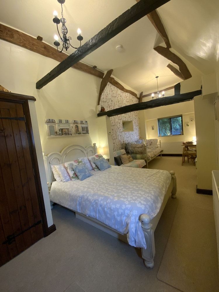 Hunt House Quarters Deluxe Quadruple Room, Ensuite (The Smithy) 5