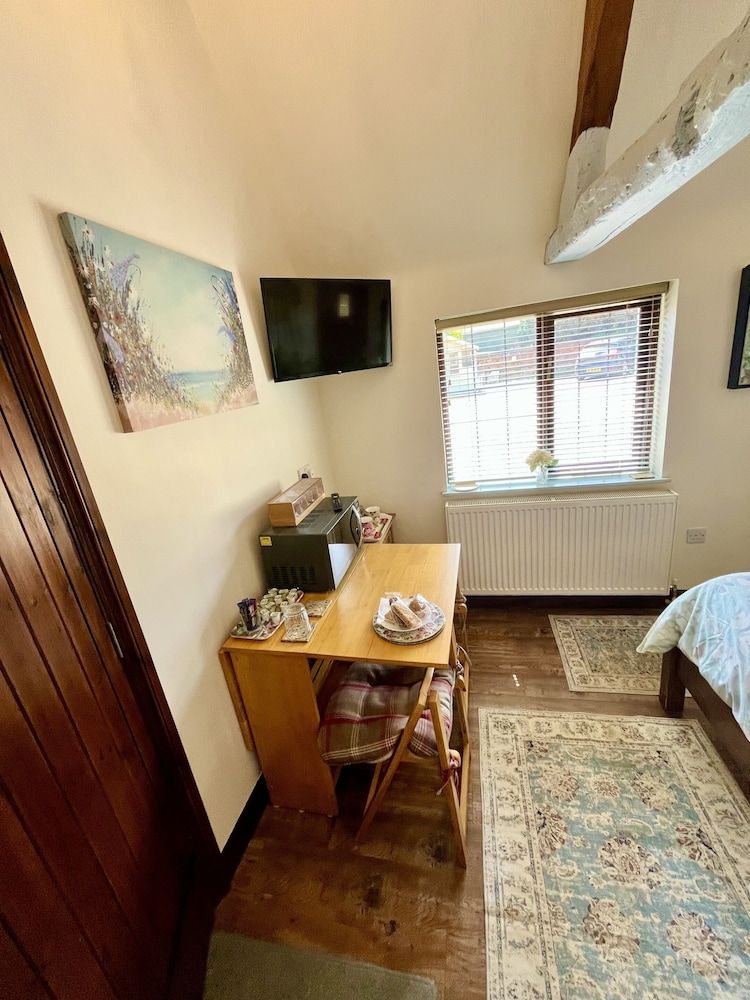 Hunt House Quarters Deluxe Double Room, Ensuite, Courtyard View (The Manger) 10