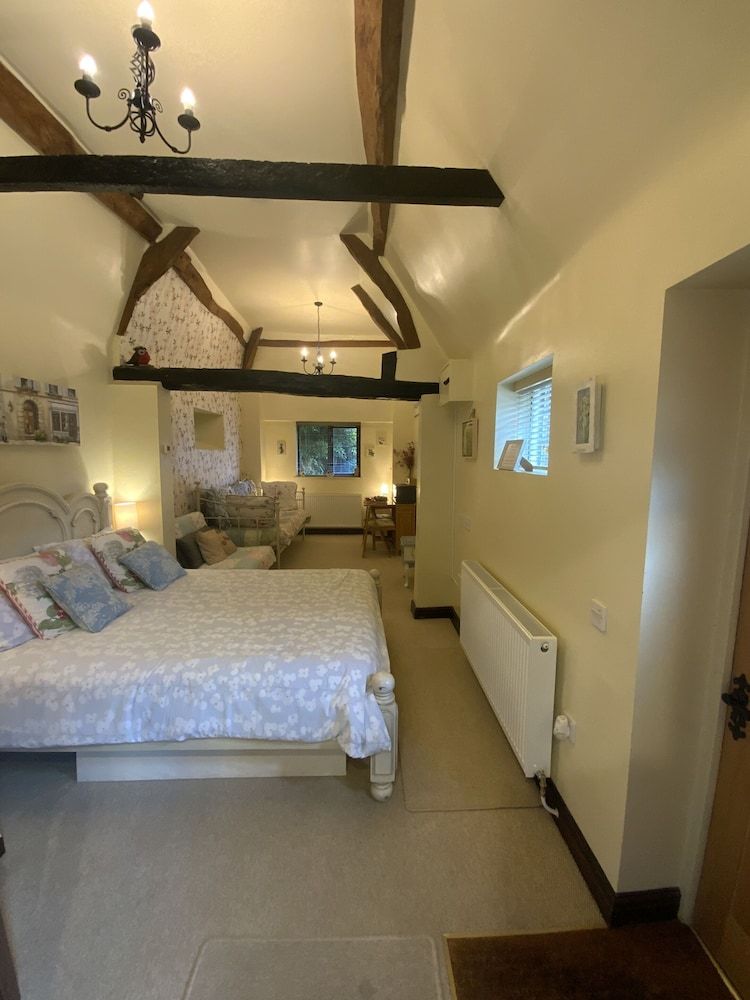 Hunt House Quarters Deluxe Quadruple Room, Ensuite (The Smithy) 3