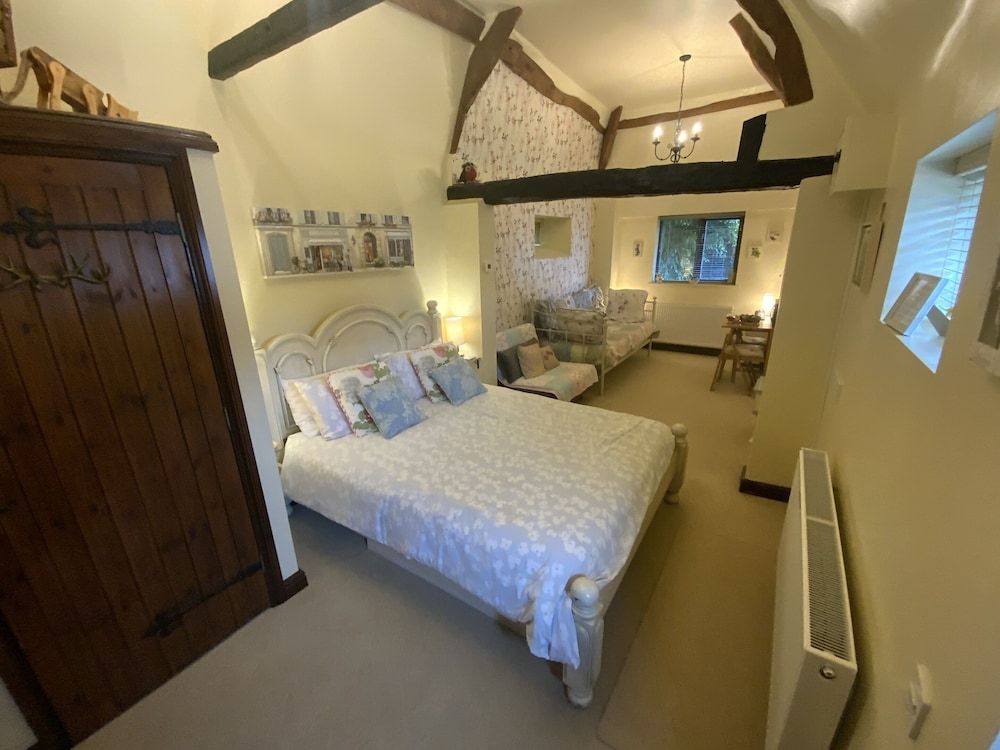 Hunt House Quarters Deluxe Quadruple Room, Ensuite (The Smithy) 2