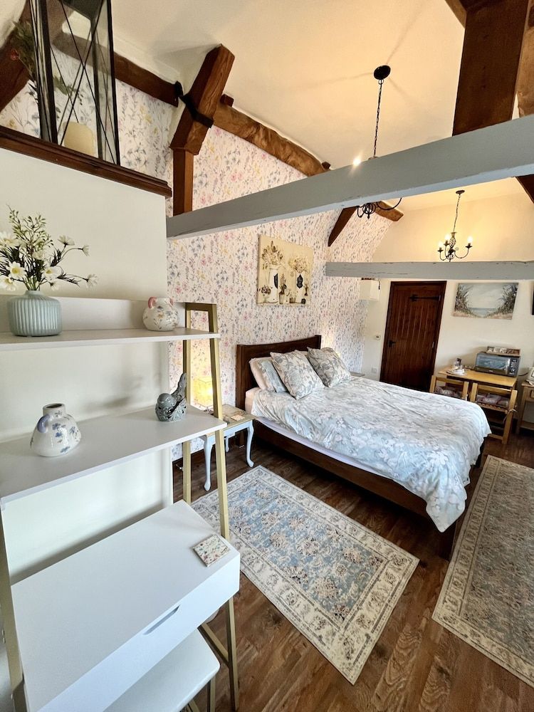 Hunt House Quarters Deluxe Double Room, Ensuite, Courtyard View (The Manger) 2