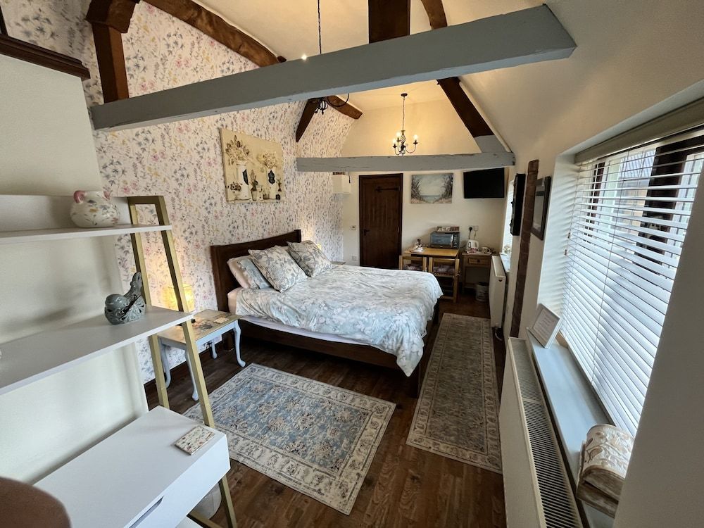 Hunt House Quarters Deluxe Double Room, Ensuite, Courtyard View (The Manger)