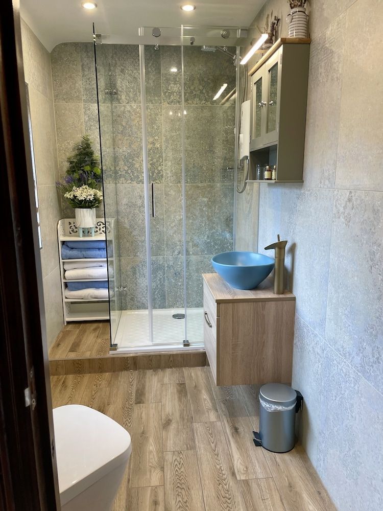 Hunt House Quarters Deluxe Quadruple Room, Ensuite (The Smithy) 6